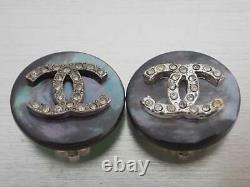 Auth CHANEL CC Logo Vintage Clip-on Round Earrings Gray/Silvertone e50110a
