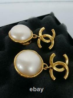 Auth Vintage CHANEL Pearl CC Logo Drop Clip On Earrings White/Gold 95P Used F/S
