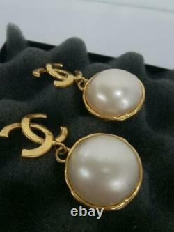 Auth Vintage CHANEL Pearl CC Logo Drop Clip On Earrings White/Gold 95P Used F/S