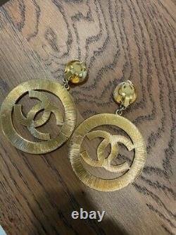 Excellent condition, 1993 Vintage Gold Plated Chanel CC Clip earrings