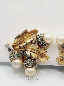 VERY RARE Signed 1950s TRIFARI Vintage ACORN faux Pearl CLIP on EARRINGS