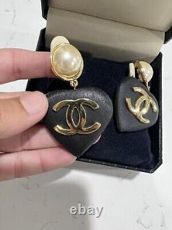 Vintage Iconic CCs Chanel Heart Clip-on Earring, made of Black Ebony